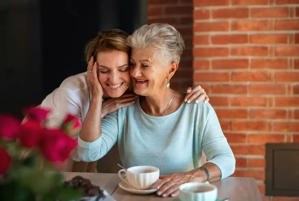 Festa della mamma, figlia adulata che celebra la madre